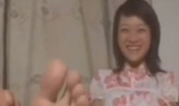 美女被挠脚心视频,太治愈了！